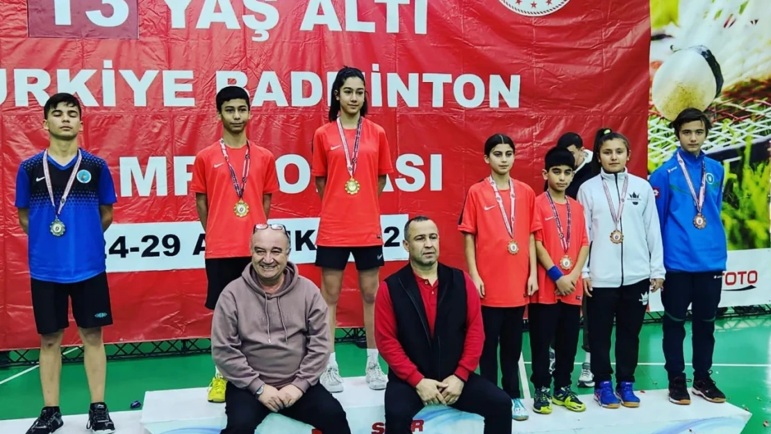 13 Yaş Altı Türkiye Badminton Şampiyonası'nda Eskişehir madalyaları topladı