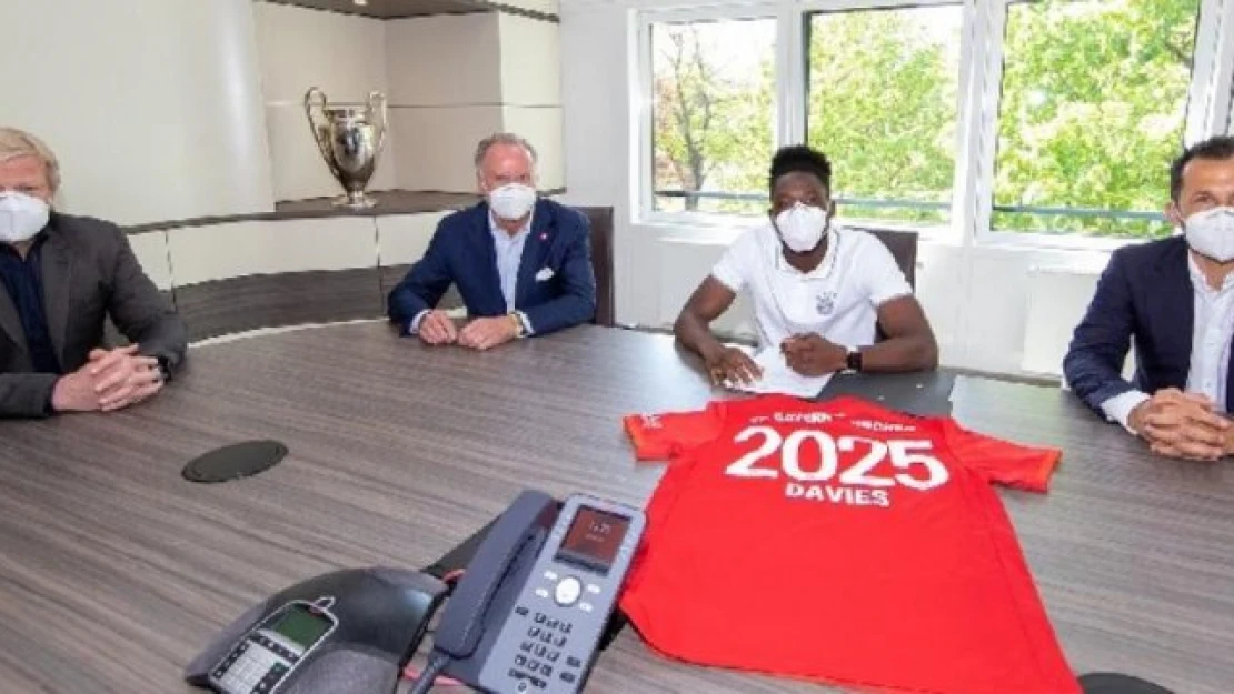 Alphonso Davies imzayı böyle attı