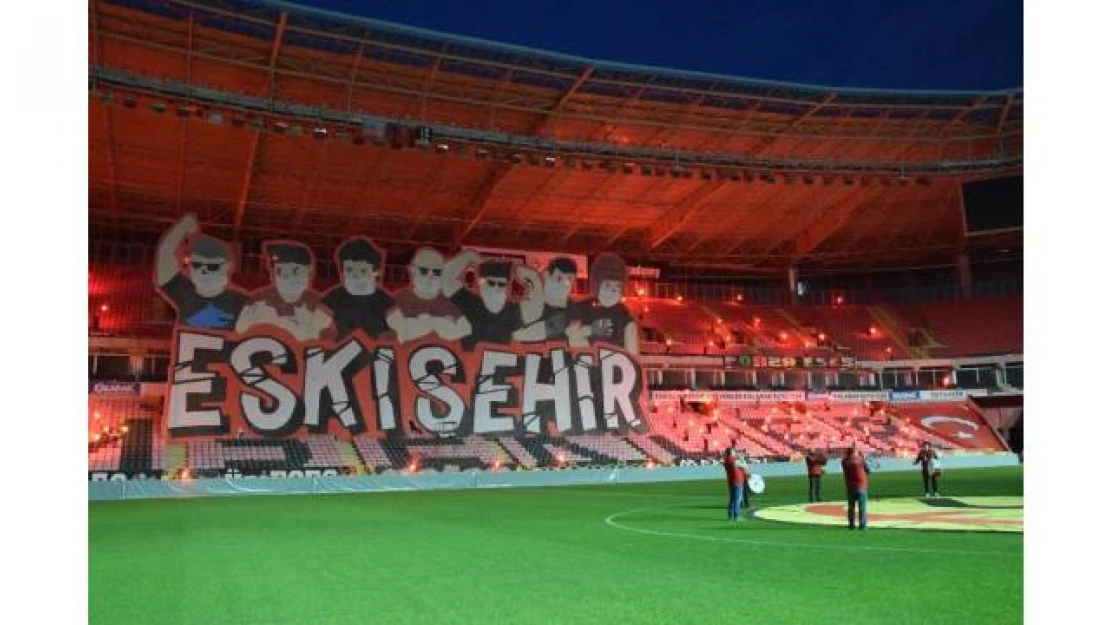 Eskişehirspor taraftarından maskeli kareografi