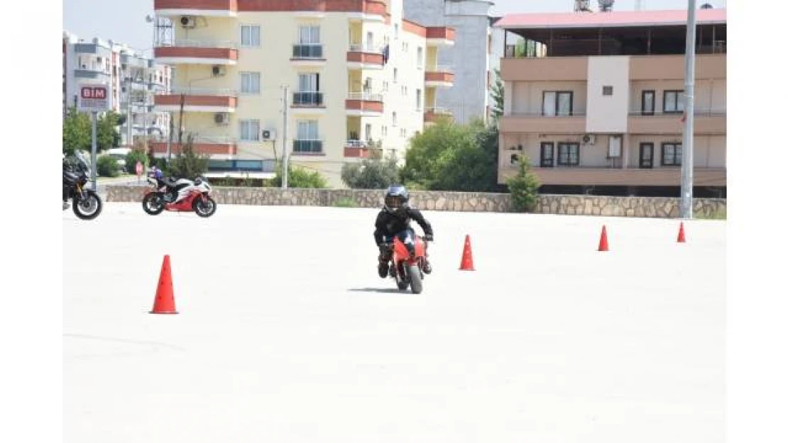 Motor tutkunu 7 yaşındaki Can'ın tek hayali pistlerde yarışmak