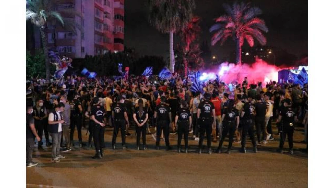 Adana Demirspor ikinciliğe yükseldi, taraftarlar sokağa dökülüp kutlama yaptı