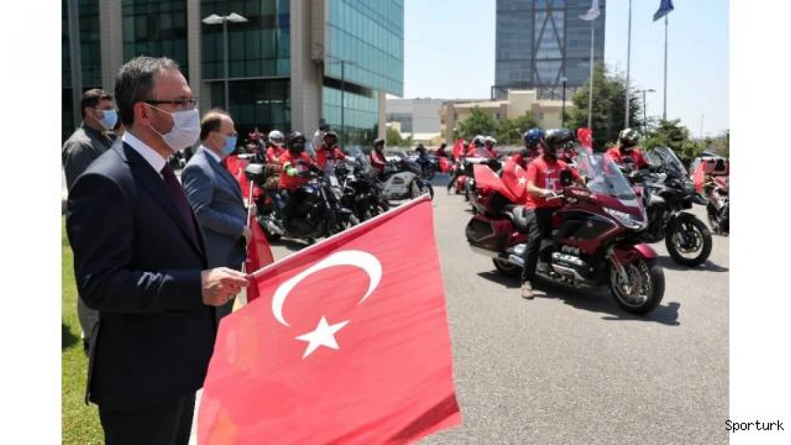 Bakan Kasapoğlu, motosikletçileri Gençlik ve Spor Bakanlığı'nda karşıladı