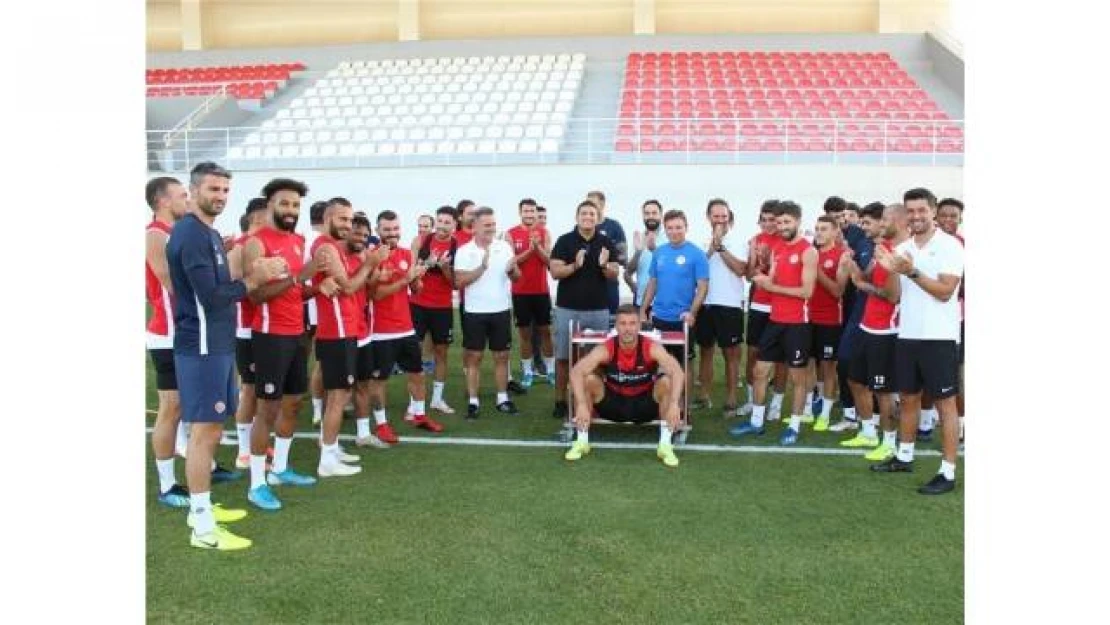 FT Antalyaspor'da Teknik Direktör Tamer Tuna'ya doğum günü sürprizi