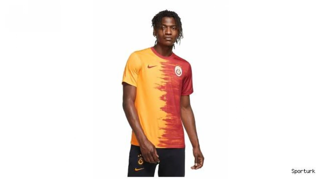 Galatasaray yeni sezon formalarını tanıtı