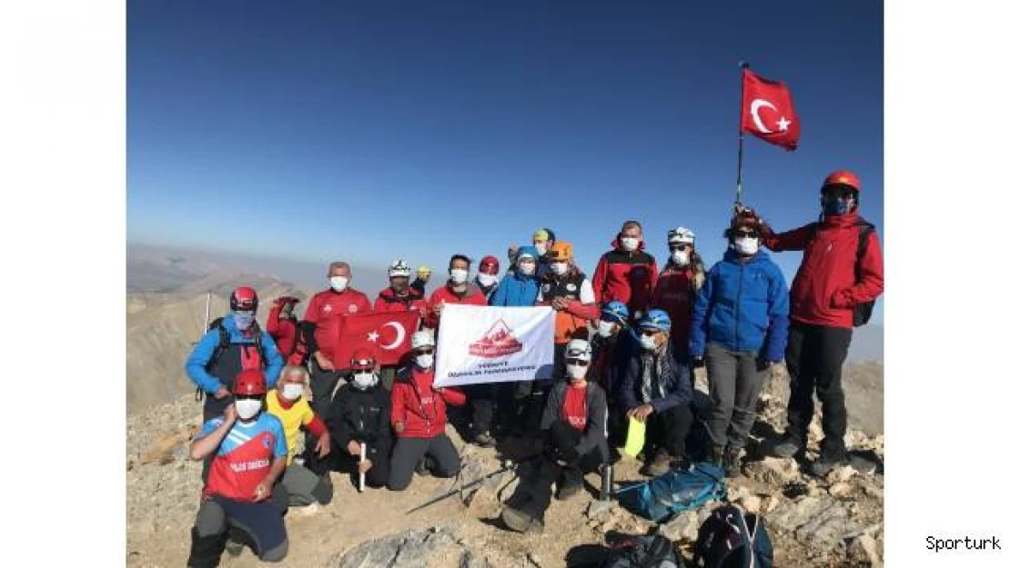 Manisalı dağcılar, zirve tırmanışını sağlık çalışanlarına ithaf etti