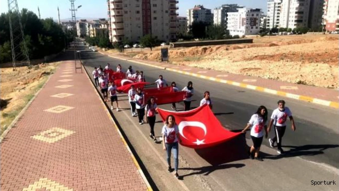 Öğrenciler 15 Temmuz şehitleri için yürüdü