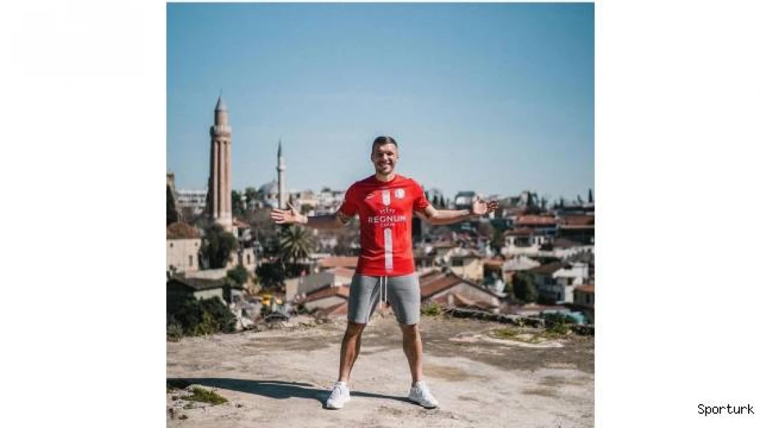 Podolski'den 'Antalyaspor'da mutluyum' paylaşımı