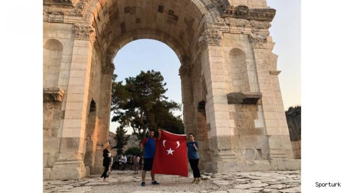 Şehitler anısına Anavarza Kalesi etrafından Türk bayrakları ile koştular