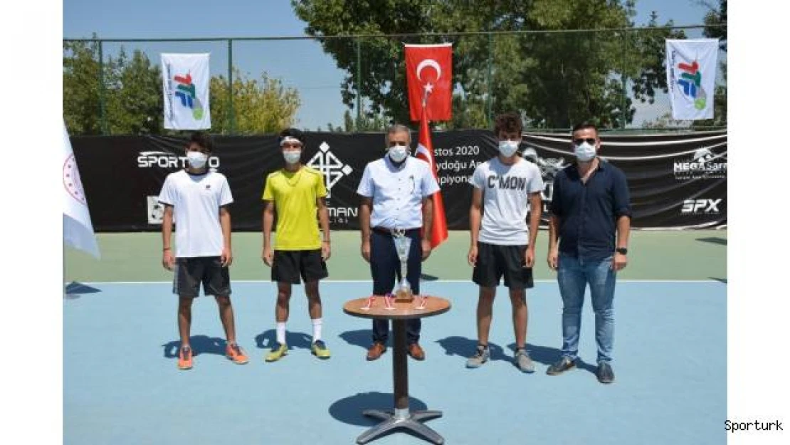 Ağrı'lı tenisçiler Batman'da takım halinde şampiyon oldu