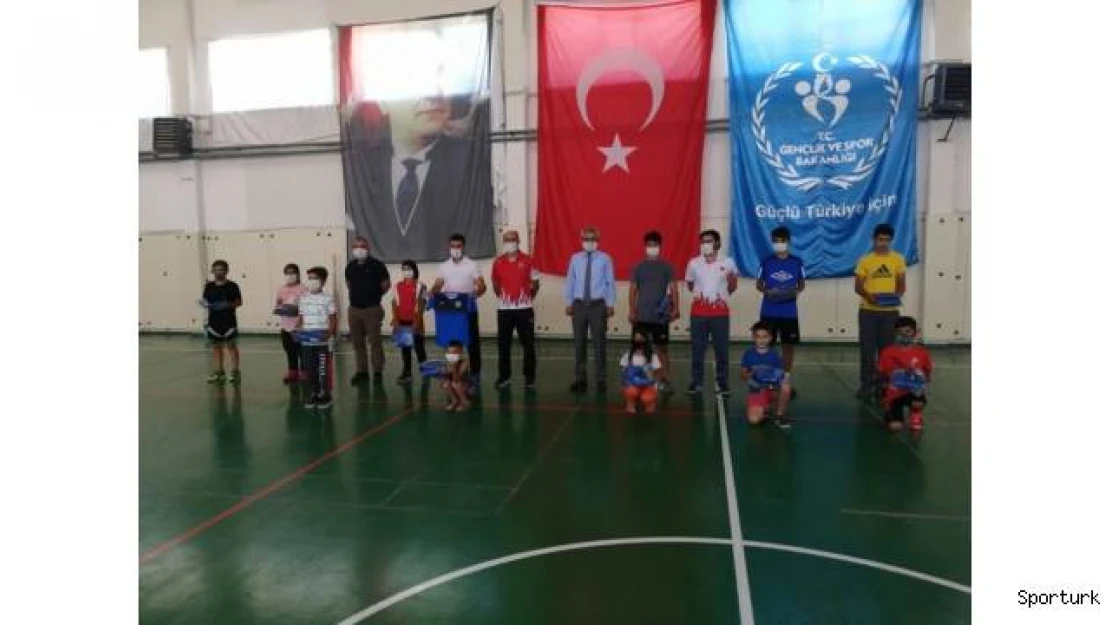 Ayrancı Belediyesi'nden badminton sporcularına malzeme desteği