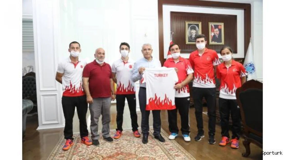 Başarılı Badmintonculardan Başkan Güder'e ziyaret