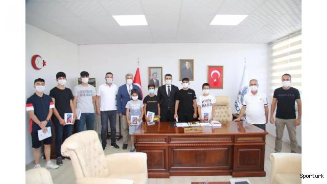 Bingöl'de başarılı kayakçılara tablet hediye edildi
