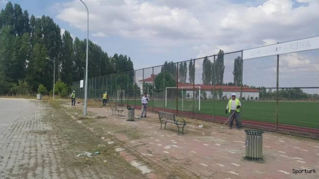 Çavdarhisar'da futbol sahasında peyzaj çalışmaları