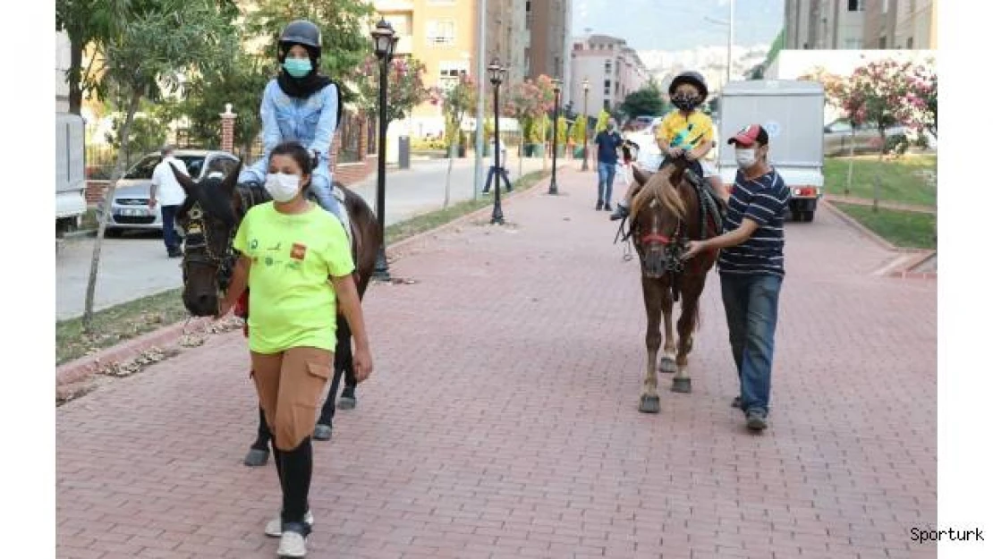 Çocuklar spor yaparak eğleniyor