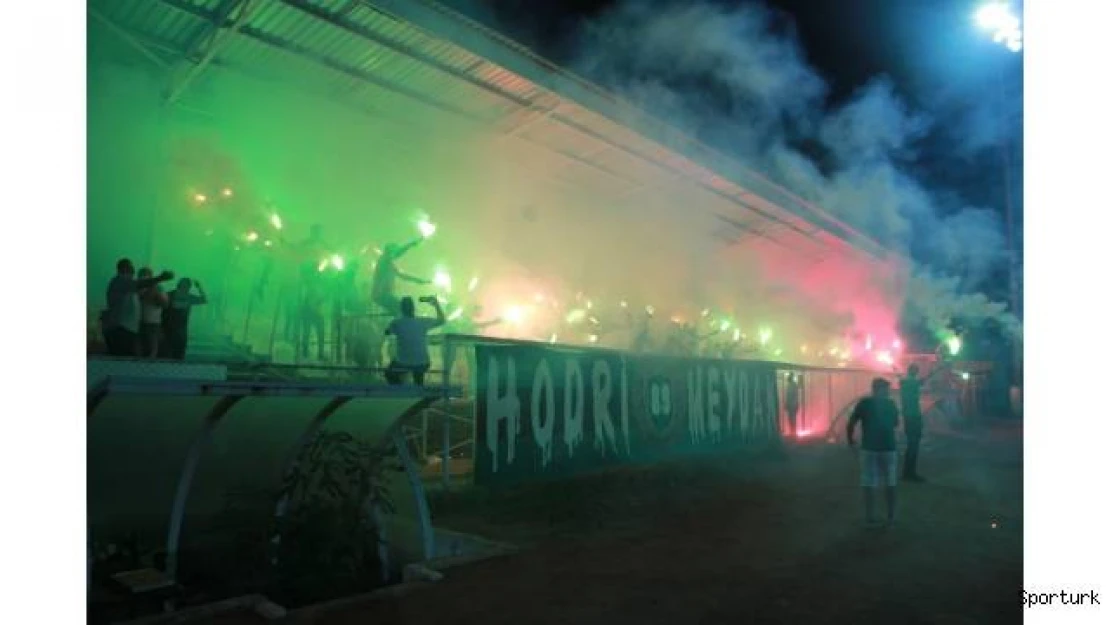 Kocaelispor taraftarları yeni transferleri antrenmanda meşalelerle karşıladı