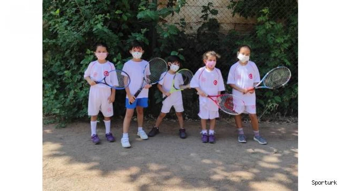 Salihli'de minikler tenis öğreniyor