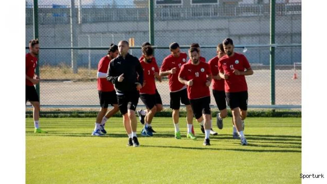 Sivas Belediyespor, günde çift idmanla lige hazırlanıyor