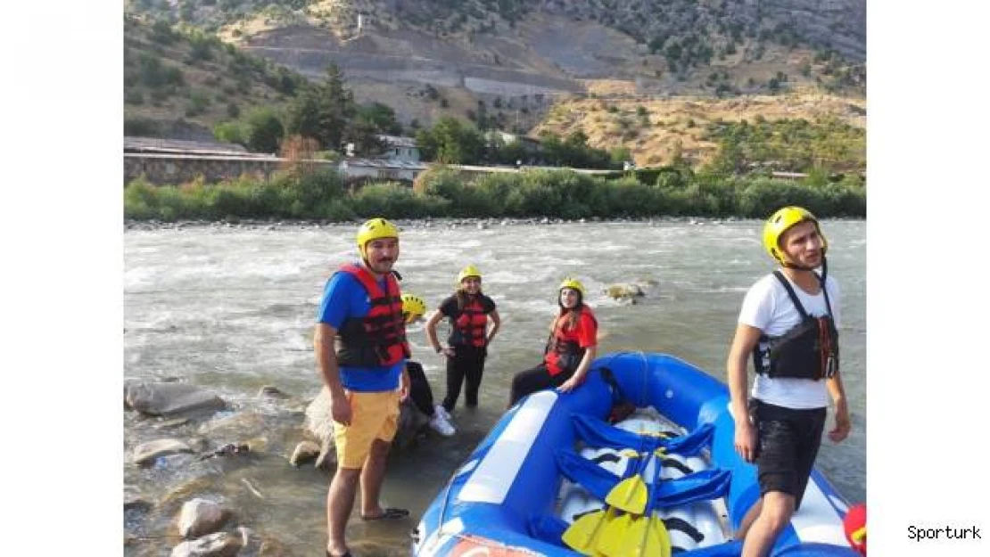 Çukurca Belediye Başkanı Dündar rafting yaptı