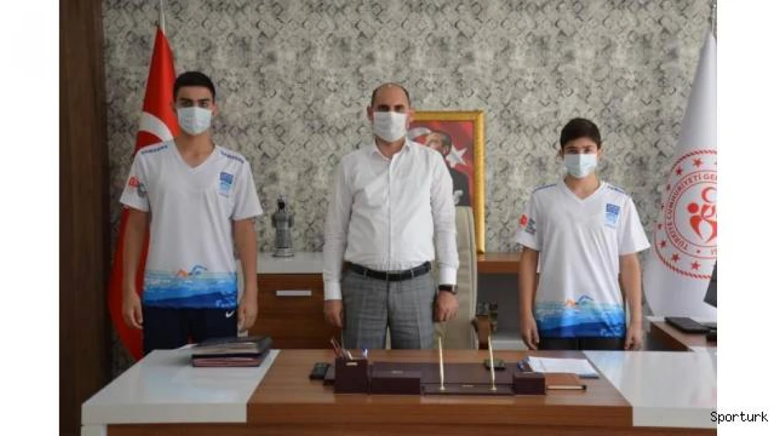 İl Müdürü Yasin Özdemir, başarılı yüzücüleri tebrik etti