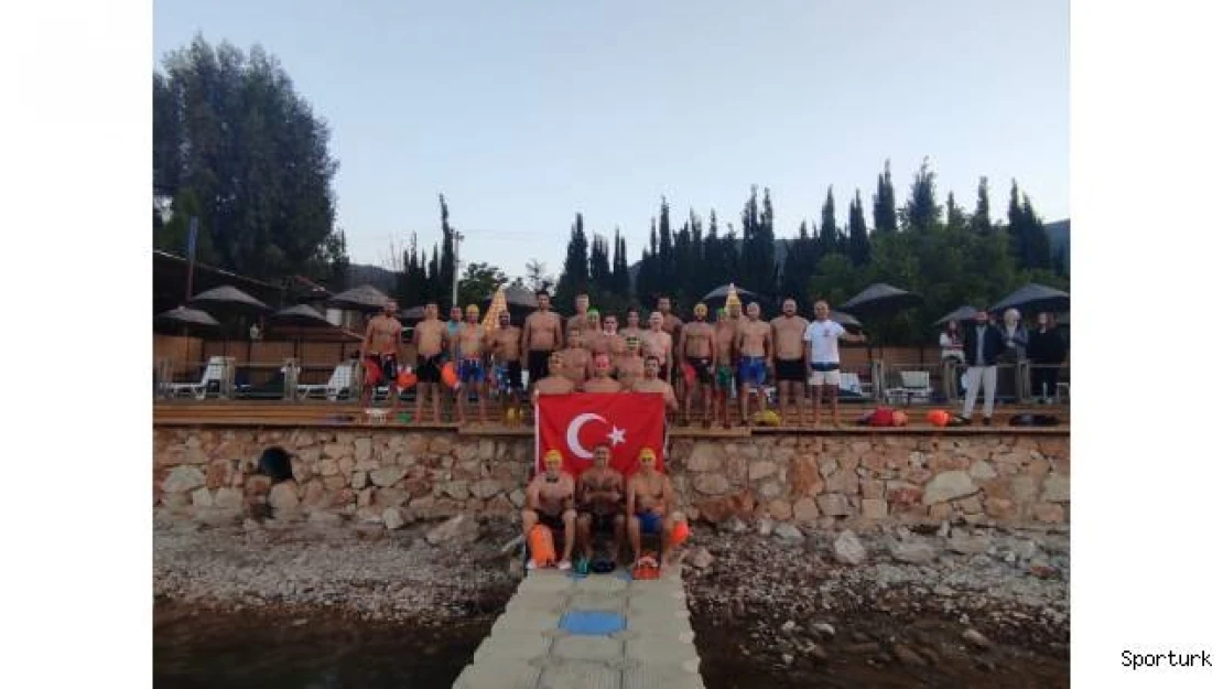 İznik Gölü'nü karşıdan karşıya yüzerek geçtiler
