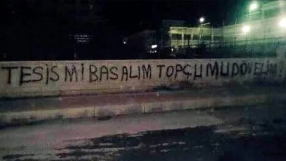 Kocaelisporlu taraftarlar tesisi bastı