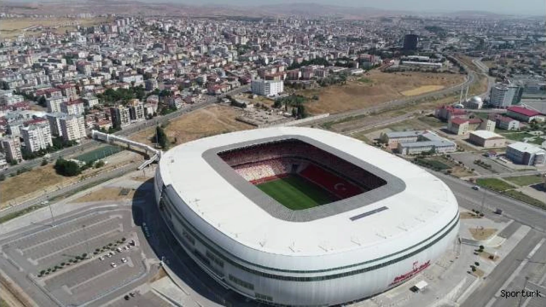 Yeni 4 Eylül Stadyumu'nda milli maç hazırlığı sürüyor