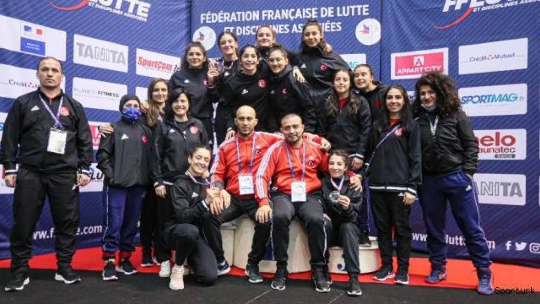 Kadın güreşçilerden Fransa'da 3 madalya