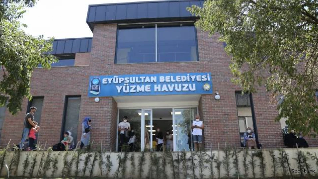 Yüzme havuzunda ilk kulacı Başkan Deniz Köken attı