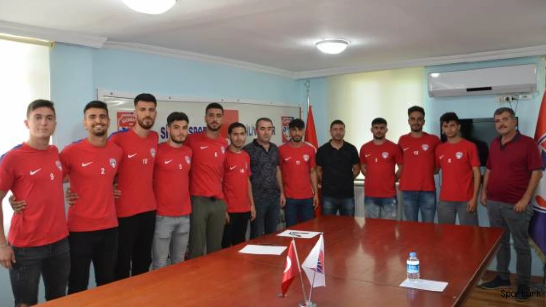 Silivrispor altyapısındaki 12 gencine imza attırdı