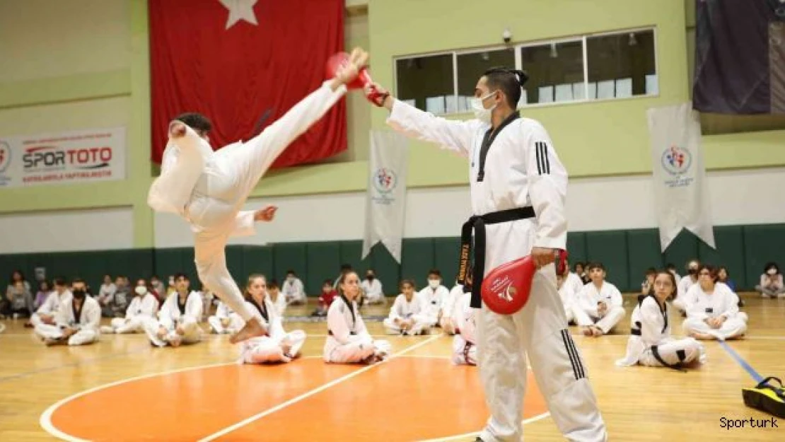 Taekwondo sınavında kıyasıya mücadele