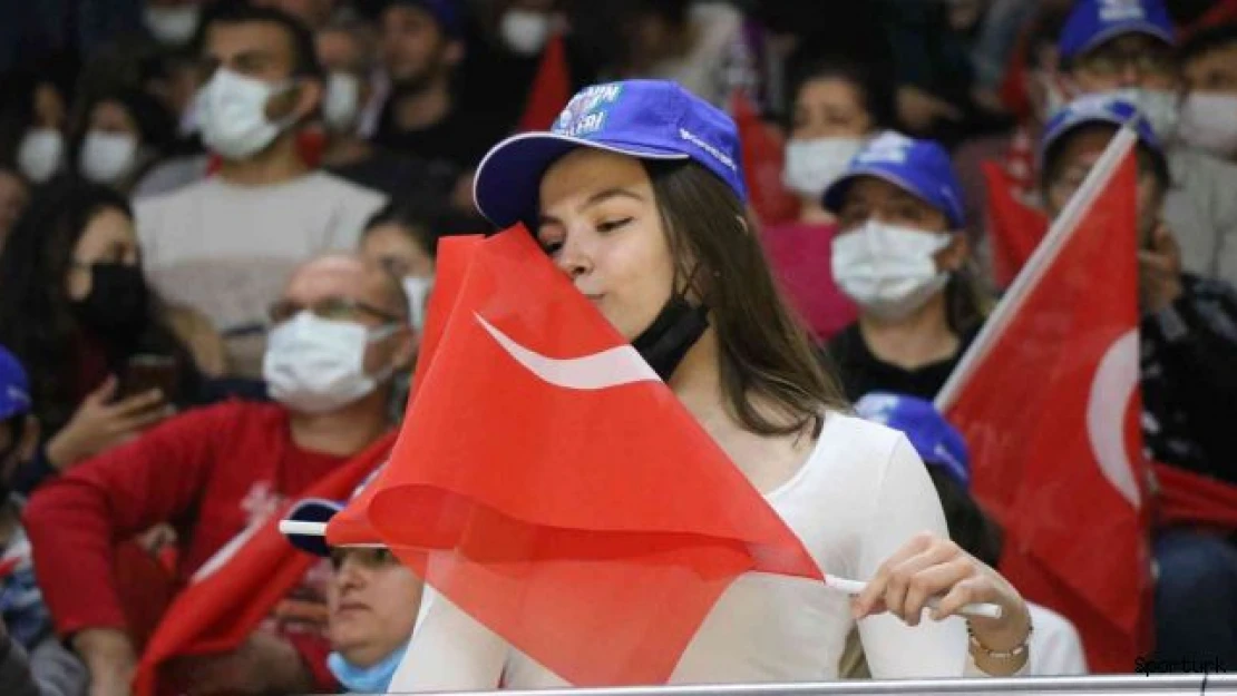 A Milli Kadın Basketbol Takımı parkede, vatandaşlar tribünde