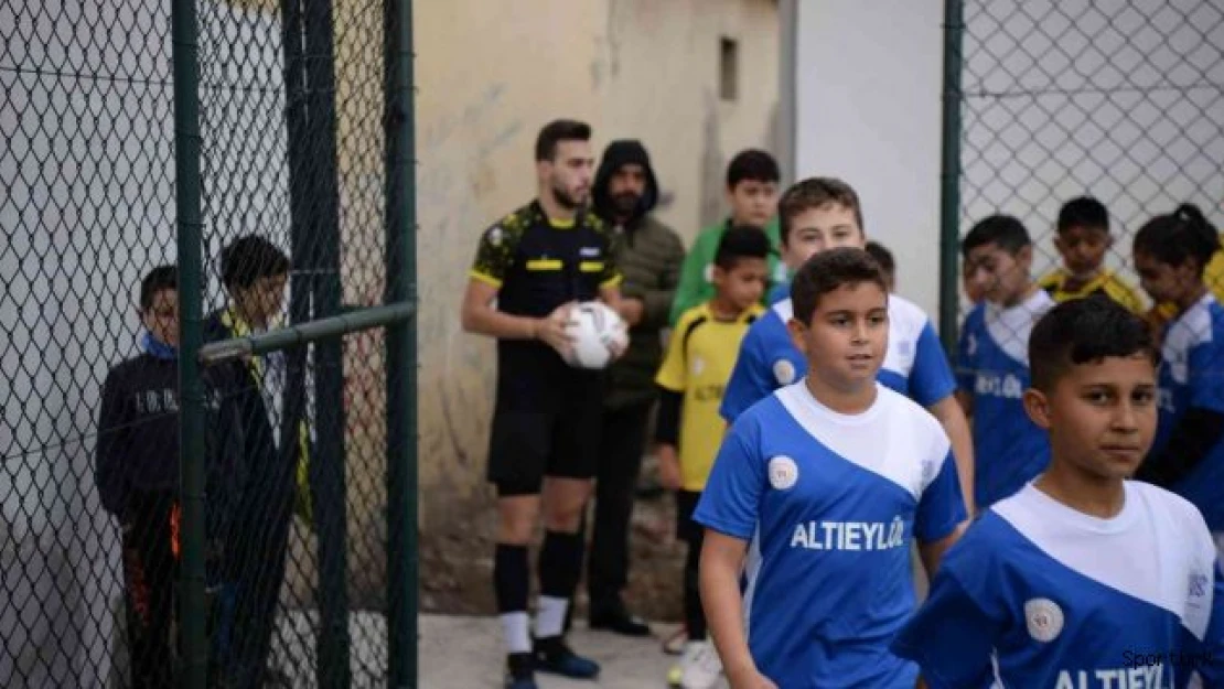 Altıeylül çocuk futbol turnuvası başladı