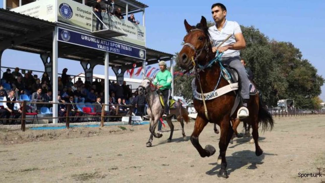 Bursa'da rahvan atlar Cumhuriyet için koştu