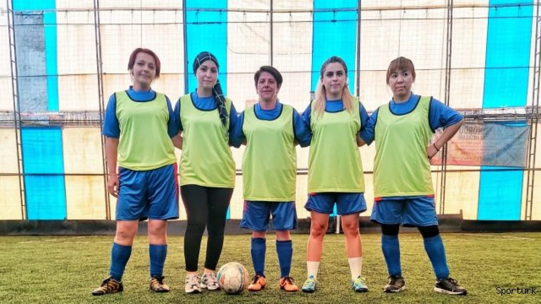 Ev hanımları arasında kıran kırana halı saha futbol maçı