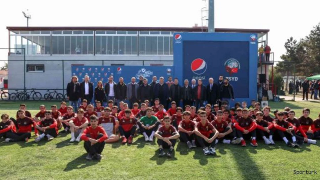 Futbolun efsaneleri Pepsi 'Yıldız Futbolcu Seminerleri' kapsamında Eskişehir'deydi