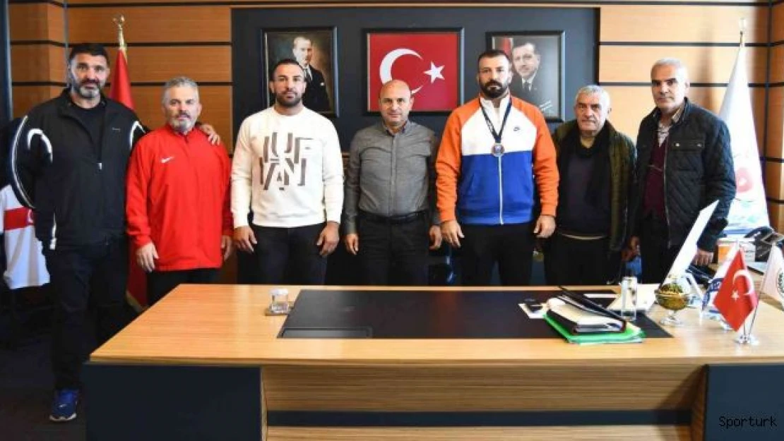 Oral, dünya üçüncüsü Kaya'yı kutladı