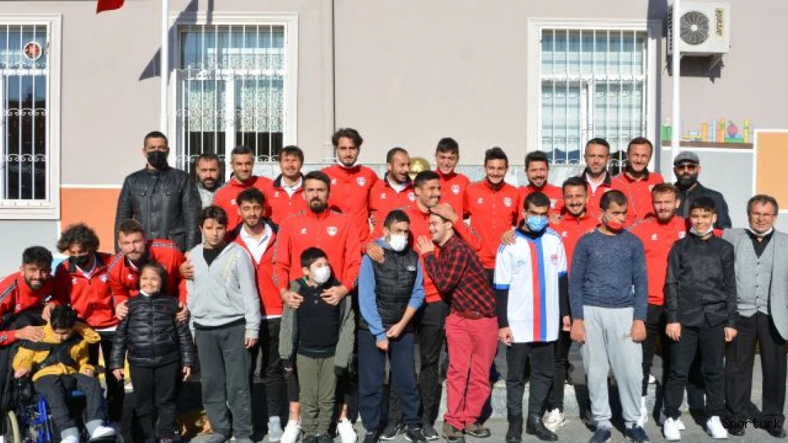 Silivrisporlu oyuncular dostlarını yalnız bırakmadı