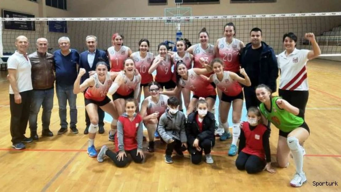 Voleybolda Ayvalıkgücü ligin güçlü ekibi Nilüfer'i devirdi