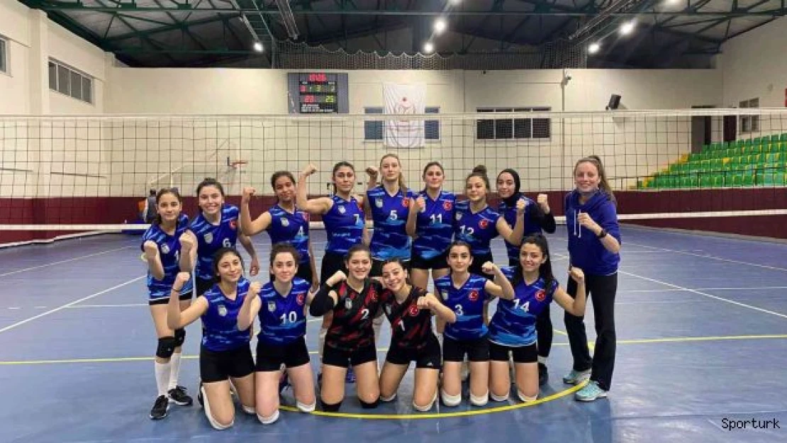 Arnavutköy'de Genç Kızlar Voleybol Takımı'ndan bir galibiyet daha