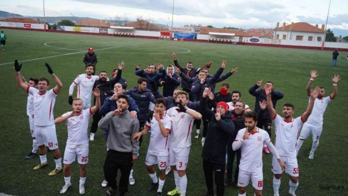 Ayvalıkgücü Belediyespor'a liderlik çok yakıştı