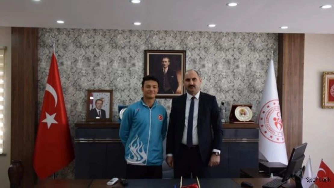 Bilecikli milli atlet Orçun Ünalan kendi rekorunu kırdı
