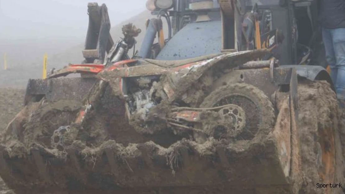 Çamura saplanan motosikletler kepçeyle pistten çıkarıldı