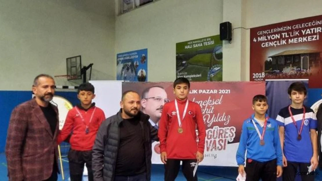 Kağıtsporlu güreşçiler kürsüdeki yerini aldı