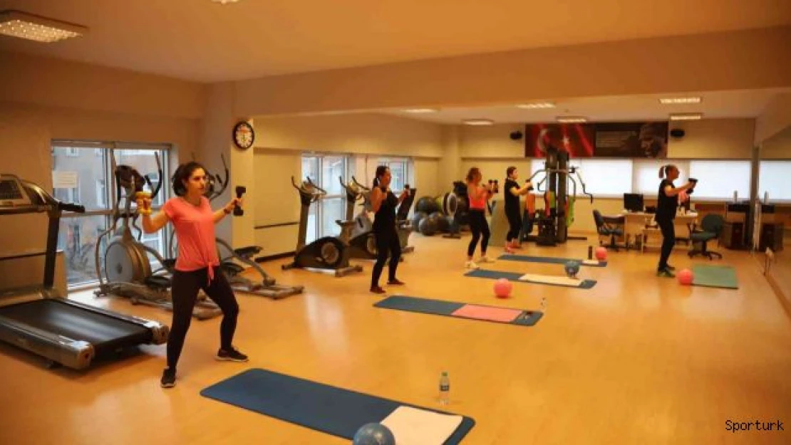 Kartal Belediyesi'nin kadınlara yönelik pilates ve zumba eğitimleri devam ediyor