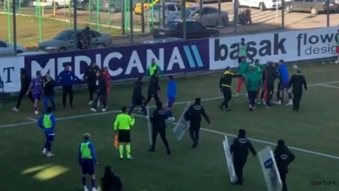 Maçta yumruklar havada uçuştu
