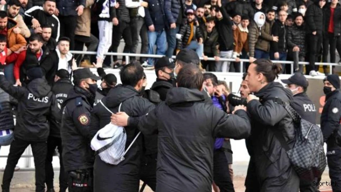 Taraftar ile futbolcu yumruk yumruğa birbirine girdi