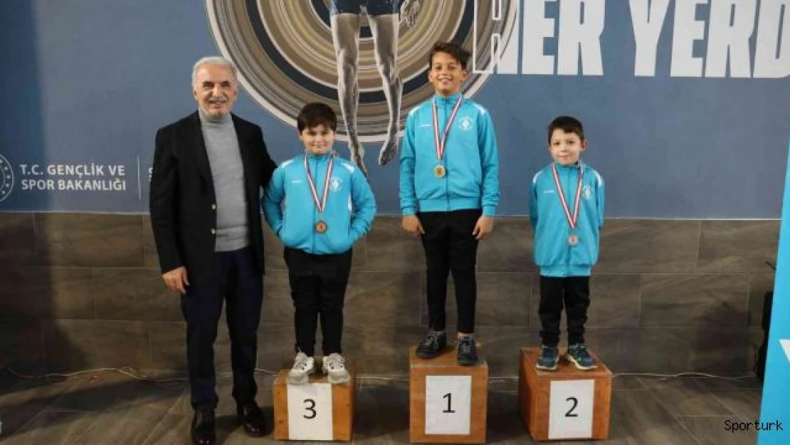 Ümraniye'de genç yüzücülerin şampiyonluk mücadelesi nefes kesti