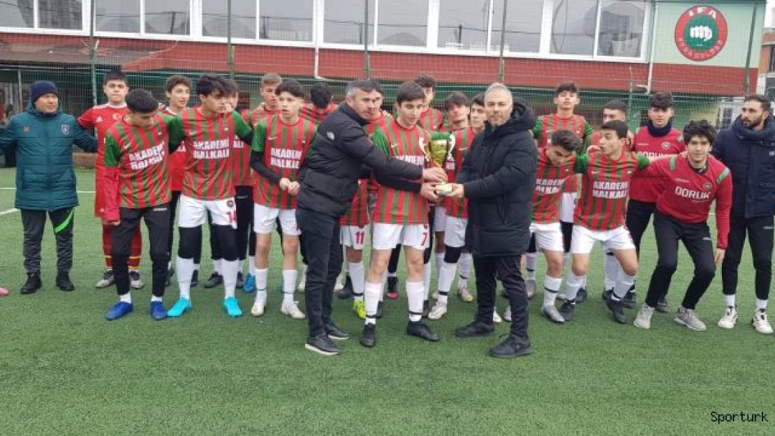 Şampiyon İFAspor U-16 Takımı kupasını aldı.