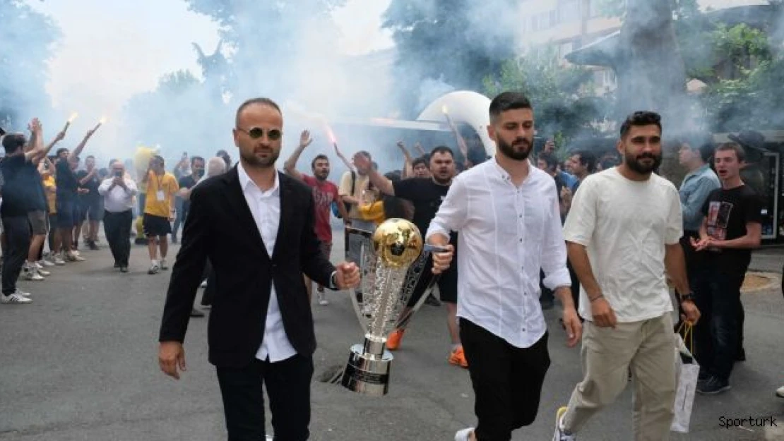 ŞAMPİYON İSTANBULSPOR'UN CAMİASI İSTANBUL ERKEK LİSESİ'NDE BULUŞTU