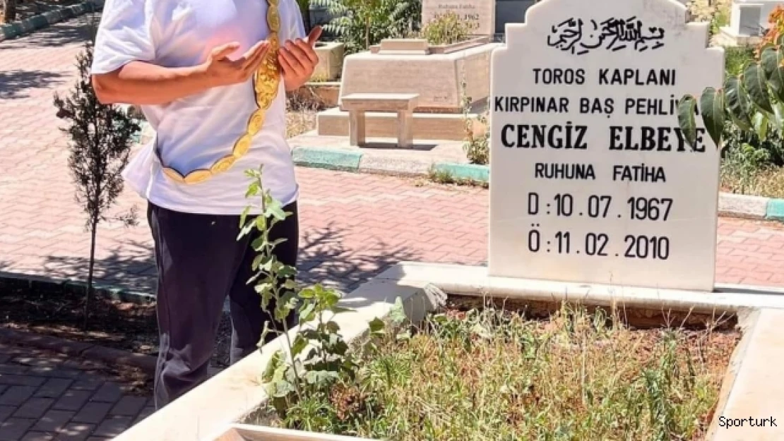 Başpehlivan Şimşek, Cengiz Elbeye'nin mezarını ziyaret etti